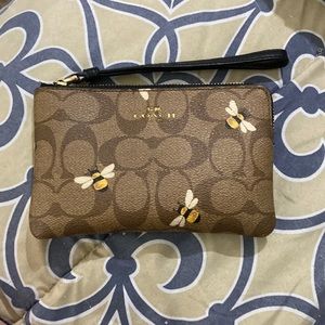 Selling my brown coach purse and wristlet with bees on it, it’s in very good con